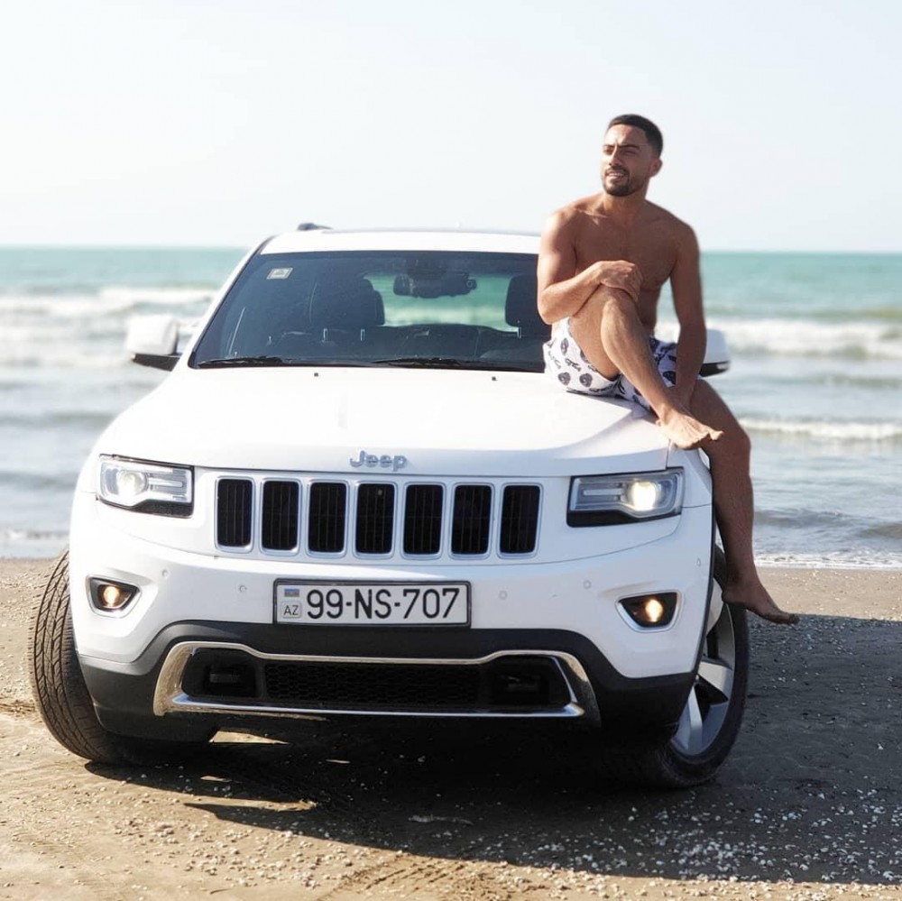 Kərimdən yarıçılpaq pozlar - FOTOLAR